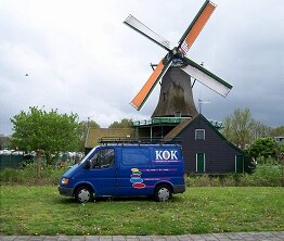 De bedrijfsbus van Kok Schilderwerken bij een Zaanse molen