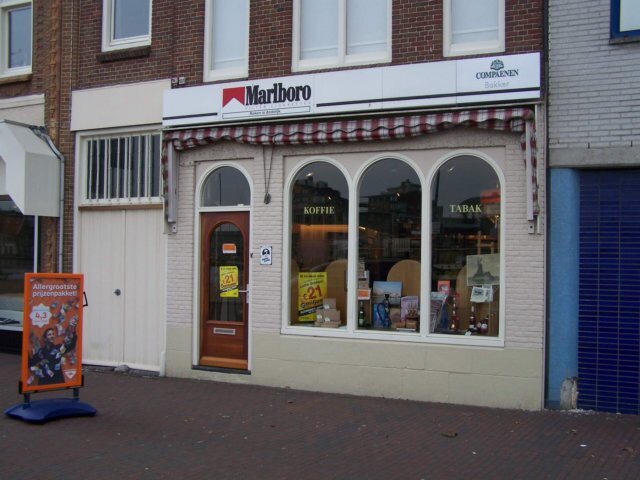 Houten winkelpui met geschilderde ramen in Wormerveer